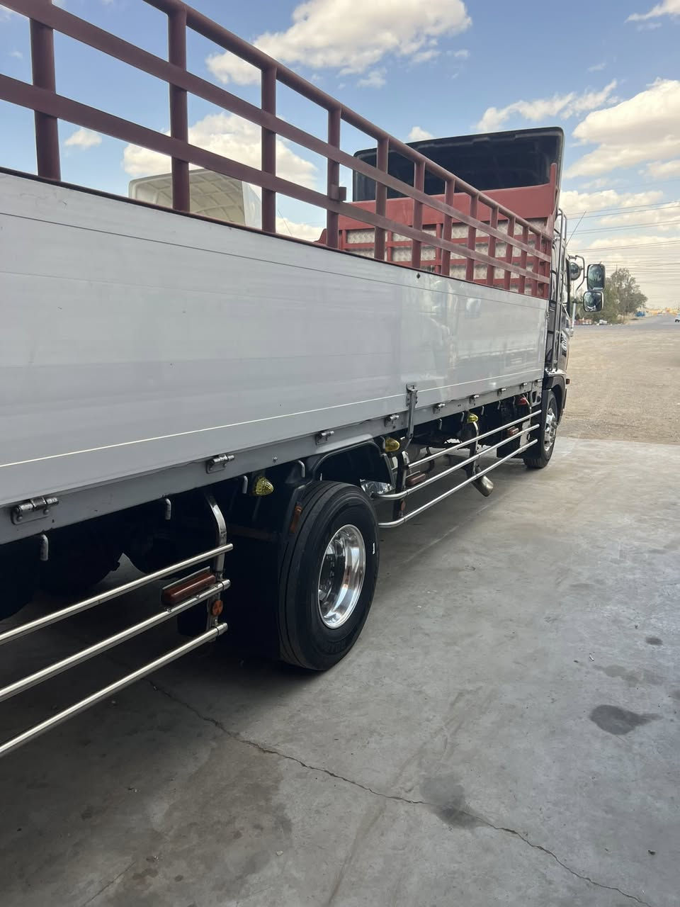 السلام عليكم سياره للبيع موديل 2021
مكينه 5 سلندر سته وربع بلادي رقم بغداد السيارة 

جاهزه كبل للشقل العنوان واسط الصويرة ***********
