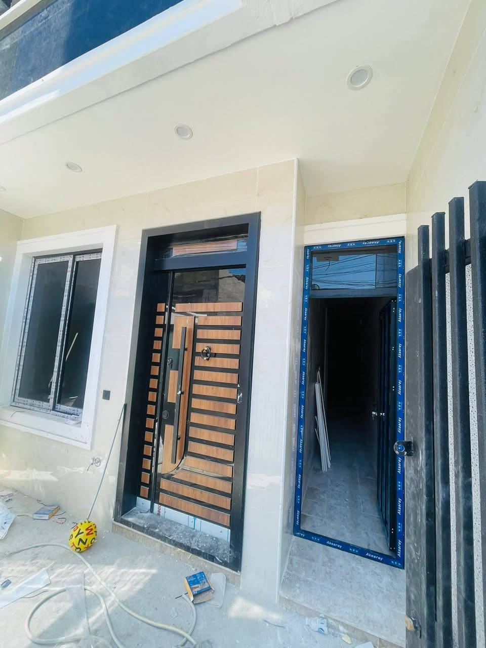 يا الله
دار حديث للبيع تم انجازه من طراز الدرجة الاولى في منطقة الشعب خلف النادي العربي
المساحة ١٠٠ متر
واجه ٥ متر
نزال ٢٠ متر
يحتوي على ٤ غرف نوم وخدمات ٣
مدخلين/ وصالة خطار ومطبخ ومنور
للاستفسار/ مكتب الحضارة للوساطة العقارية
***********
