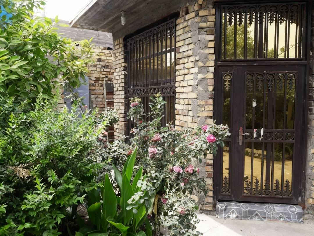 🏡 دار للبيع في الحلة - حي الرحمن ✨
فرصة مميزة لامتلاك دار بمساحة واسعة وبناء رصين!
📍 الموقع: الحلة / أبو خستاوي (مقابل دواجن الفيحاء) - حي الرحمن.
📐 المساحة: 200م (بناء طابوق مسلح).
⚖️ السند: زراعي سند 25 (المنطقة مفوضة بالطابو).
⚡ الخدمات: كاملة (كهرباء + ماء + مشروع المجاري جارٍ العمل به).
📌 مواصفات الدار:
صالة (7×5 م) + هول واسع.
مطبخ كبير (5×3.5 م).
غرفة نوم + مجمع صحي (داخلي وخارجي).
مناور + حديقة (بدون بيتونة).

📞 للتواصل والاستفسار:
***********
