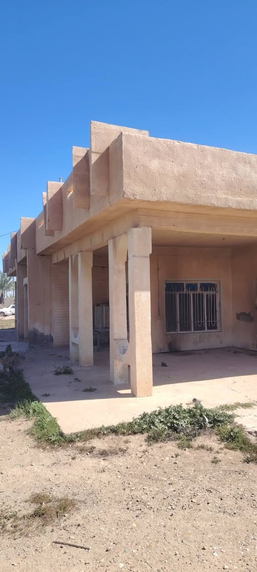 دار للبيع في الطيوب
مع قطعه أرض
غرفتين وباقي التفاصيل كامله
خدمات ماء كهرباء تبليط
فارغ وجاهز للسكن 
للأستفسار ***********
