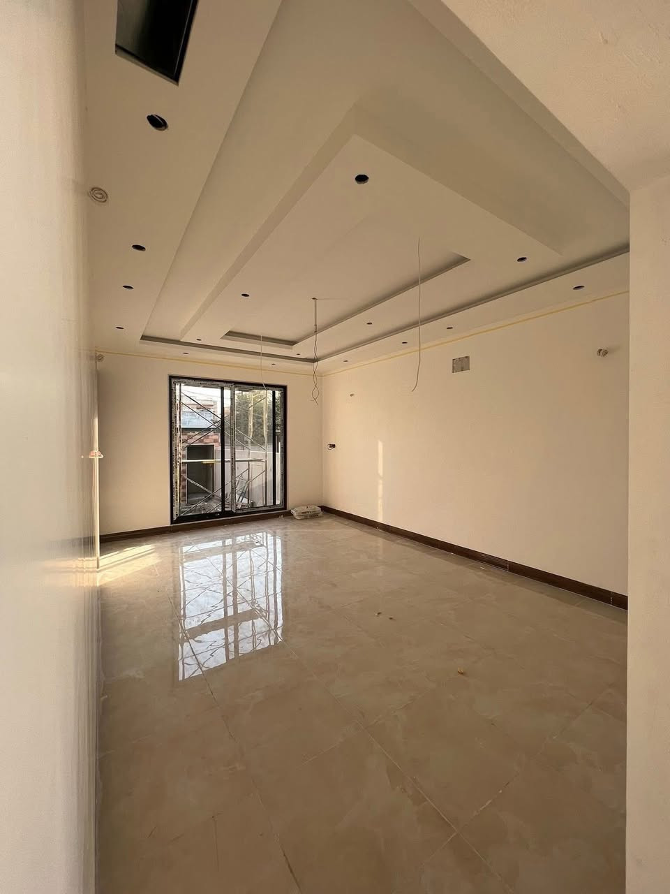 🔥 دار للبيع حي الزهور شارع 6 قريب من الشارع العام🔥  

🏡 فرصة ذهبية للسكن الراقي أو الاستثمار - دار سكني فاخر

📍 الموقع: حي الزهور  
📐 المساحة: 240 متر
📏 الواجهة: 8 متر  
📏 العمق: 30 متر  

🏗️ البناء: تصميم وتنفيذ مكتب هندسي  

✨ تفاصيل الدار:  
🛏️ 6 غرف نوم (2 منها سويت)  
🌿 حديقة + مناورة كبيرة توفر إنارة وتهوية ممتازة  
🚪 مخزن + تواليت خارجي  

🔻 الطابق الأرضي:  
▫️ غرفتين نوم  
▫️ استقبال  
▫️ هول واسع  
▫️ مطبخ خشب إيطالي
▫️ صحيات  

🔻 الطابق الأول:  
▫️ 4 غرف نوم (2 منها سويت)  
▫️ هول  
▫️ صحيات  
▫️ بيتونة كبيرة  

✨ المواصفات:  
▫️ أرضيات بورسلين هندي فاخر  
▫️ سقوف جمسمبورد حديثة  
▫️ شبابيك سلايد ألمنيوم  
▫️سطح كاشي بالكامل
▫️تأسيس الكهرباء بنظام البواري
▫️خط طاقة شمسيه للبيت بالكامل
▫️تبريد البيت بنظام الدكتات
▫️بواري للسبالت لكل البيت 

التعامل مع الشرعي مباشرة

📞 للتواصل: *********** 

📞 للتواصل: ***********
