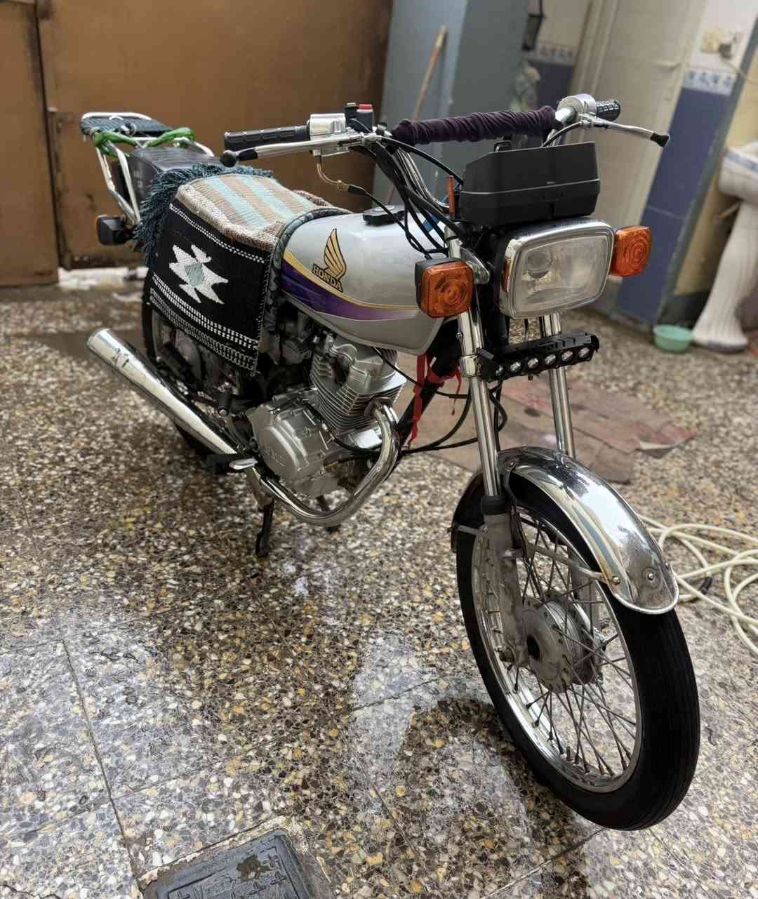 دراجه اربعه كير للبيع الشاصي هونده اصولي سنويته صاقطه واذا تريد تجدد سنويه تكدر وصاحب السنويه موجود مكينته نامه جديده صار شهرين من اشتريته الدراجه كلشي شغال بيه  هورن والدشبول بيه دبل اشاره وبيه لايت زنون وضفيرته جديده اشايره جدد الماصده جديده تعمير جديد كله الدراجه للتواصل رقمي *********** واتساب موجود او اتصال
