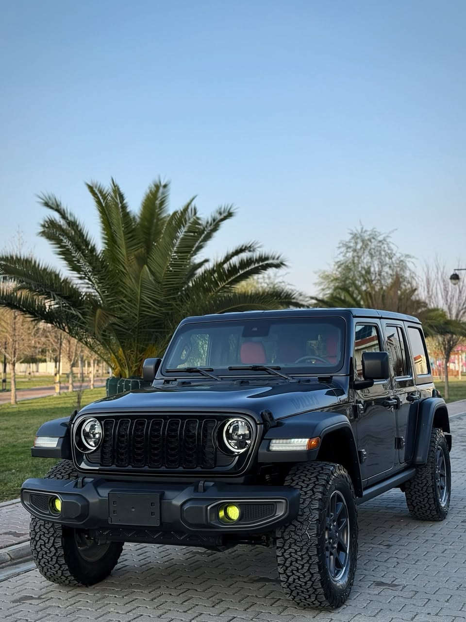 سلام عليكم 
‎للبيع فقط جيب رانگلر
JEEP WRANGLER WIILYS  10TH ANNIVERSARY 
 WIILLYS فول فول مواصفات 
‎موديل:2024
ماشي 22 الف فقط
‎المحرك: 4 سلندر 2.0 تيربو
ضرر قبغ جنطه خلفي تبديل بيلادي نفس لون بدون صبغ
بدون دواخل بدون ايباك
‎سياره بدون قطره صبوغ  
‎مكفول گير محرك 

‎سياره بدون رقم تترقم شمالي فقط اربيل سليماني دهوك  ♦️♦️
‎المواصفات :
‎▪️بسمه،  تشغيل عن بعد 
بسمه ابواب
‎▪️داخل جلد لون حمره
كشنات تدفه 
استيرن هيتر
صماعه ALPINE
‎▪️دفع رباعي 4*4
نيزام ديفلوك يعني قفل اكسل امامي و خلفي 
سيستم كامل ربيكون مال شركه
شاشه كبير كاميرا 4k 
حساسات خلفي
رادار امامي جانبي خلفي 
اميرجينسي بريك
‎▪️ شاشه كبيرة مع نضام ملاحة نفكيشن GPS 
‎▪️كاميرا خلفية مع امكانية التقريب (زوم) .
‎▪️نظام (Auto stop)
‎‏ABS,TC,Off-road page
‎▪️مرايا متحسسة للاضاءة العالية .
‎▪️ لايت مع بلوجكتر زنون .
‎▪️ بك لايت مع سكن لايت LED .
‎▪️ سقف 3 قطع قابلة للازالة .
‎▪️ ابواب قابلة للازالة .
‎▪️ نظام (Auto Start System) التشغيل والاطفاء الاوتوماتيكي للتوفير في صرف الوقود .
📍مكان سياره سليماني 
📞 ***********
