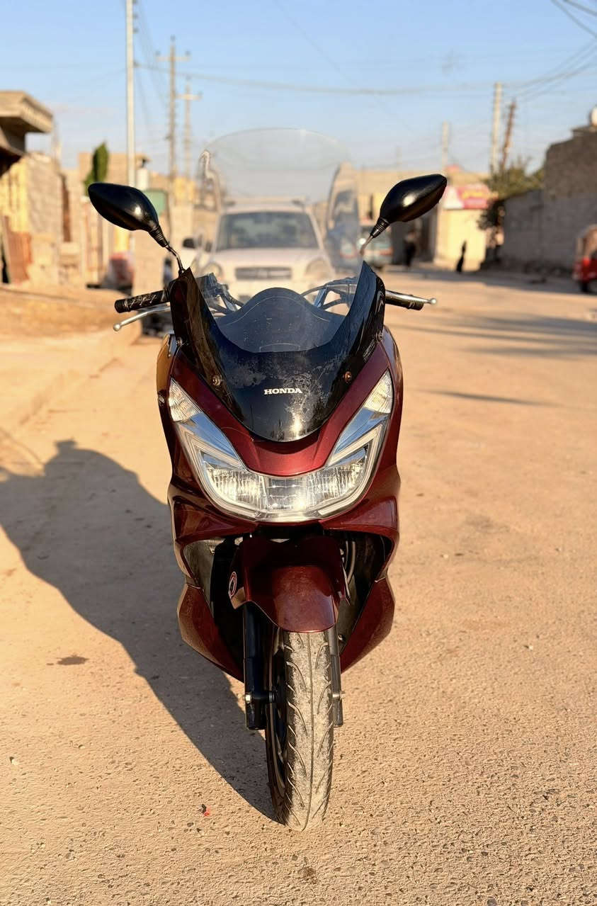 السلام عليكم 
دراجه pcx 150  الجيل الثاني ياباني الاصلي Jk
 ومكفوله كفاله عامه برغي ما مفتوح بيهاا الدراجه جديده مال رمبه نزلتها قبل شهرين وصل الشراء موجود  وكلشي شغال بيها من كهربائيات وحساس ازدحام وستناد كهربائي 
وبيها ملاحضات بسيطه بالكفرات وبس رايدها بـ17 وبيها مجال بسيط للطيبين
مكاني بغداد 
الاتصال واتساب ***********
