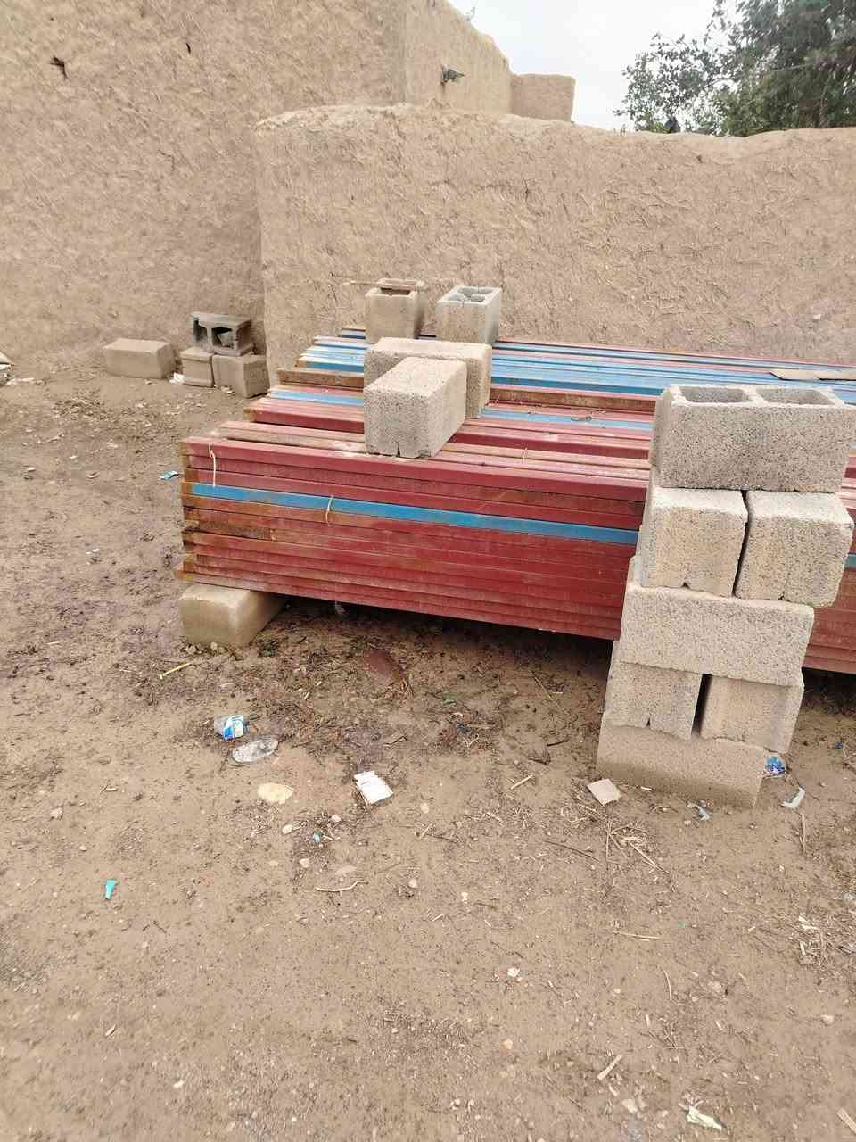 السلام عليكم
شخاط للبيع العدد ٥٠ 
مع بي ارسي ثقيل 
التواصل على الرقم 
***********
