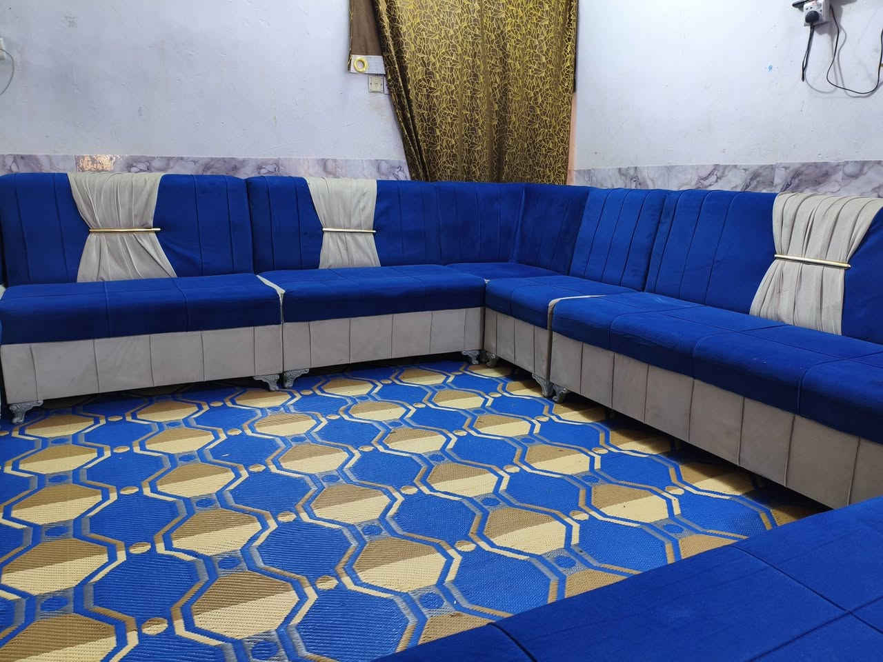 ديوان 18 مقعد 10 امتار ونص نضيف حيل مابي اي ضرر سعره 475وبي مجال مكاني كربلاء حي العامل يوجد توصيل بكروه *********** يوجد واتساب
