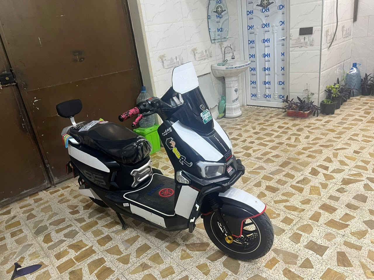 السلام عليكم
ريان صاعقه دراجه شحن

نضافه فول سوده
دبل سويج دبل بصمه
ست بطاريات دبل مصطره
ماشيه 240 الف
دبل دسك امامي
زوج تايات جديد
سرعه 85 حقيقي
تمشيك 75 كيلو
شرط على الفحص وين من يعجبك

زينول عالي ناصي 

*********** ملاحضة المو شراء لا يكسر بيها السعر مليون 150
