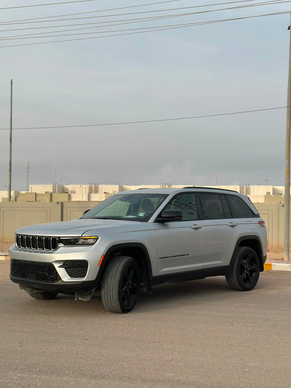 جيب كراند شيروكي التيتيود بلاك ادشن .
الموديل : 2024 . (وارد امريكي) .
293hp . V6. 3.6L : المحرك
العداد : 22 الف كيلو متر .
المواصفات :
* 5 راكب .
﻿﻿دفع رباعي 4x4 .
﻿﻿رادار امامي مع مانع تصادم .
﻿﻿تحذير الخروج عن المسار .
﻿﻿تحذير النقطة عمياء .
نظام تحذير عند التقاطعات.
* شاحن موبايل وايرلس.
* ويل قياس 20 انج .
* فتحة سقف .
* لوحة القيادة بقياس 12 أنج.
* كير شفتر بالستيرن .
* كاميرا خلفية.
*شاشة متوسطة 8.1 أنج
* المصابيح الأمامية زنون .
* كشافات الضباب زنون،
* دخول ذكي.
الصندوق الخلفي كهربائي .
﻿﻿فرش المقصورة الداخلية من الجلد والشاموا .
﻿﻿مقعد السائق كهربائي .
﻿﻿المقاعد الأمامية تدفئة .
﻿﻿حساسات خلفية .
﻿﻿دوسات جانبية .
﻿﻿مكيف خلفي .
﻿﻿تدفئة مقود القيادة .
﻿﻿مانع تصادم خلفي .
﻿﻿بلوتوث تلفون .
⭕️ مكاني البصرة
(كتاب شهداء)
***********
