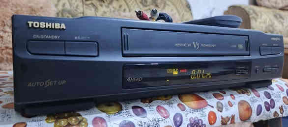 السلام عليكم .
جهاز فيديو كاسيت ماركة توشيبا اصلي نظيف جدا بحدود ٩٥ % .الصنع UK انكليزي .
 بلادي بدون تصليح او ضرر .شغال بالكامل ١٠٠ % .
4 هيد صورته جدا ممتازة .
تصفية اوتوماتيكية للصورة . 
عرض و تسجيل .
 (مع الجهاز ريموت الاصلي وكيبل كهرباء وفيشة عرض للشاشة ) 
سعر الجهاز  ٥٠ الف نهائي نهائي رجاءا .
اي استفسار او مراسلة موجود خاص او 
*********** البصرة .موجود توصيل شركة .
