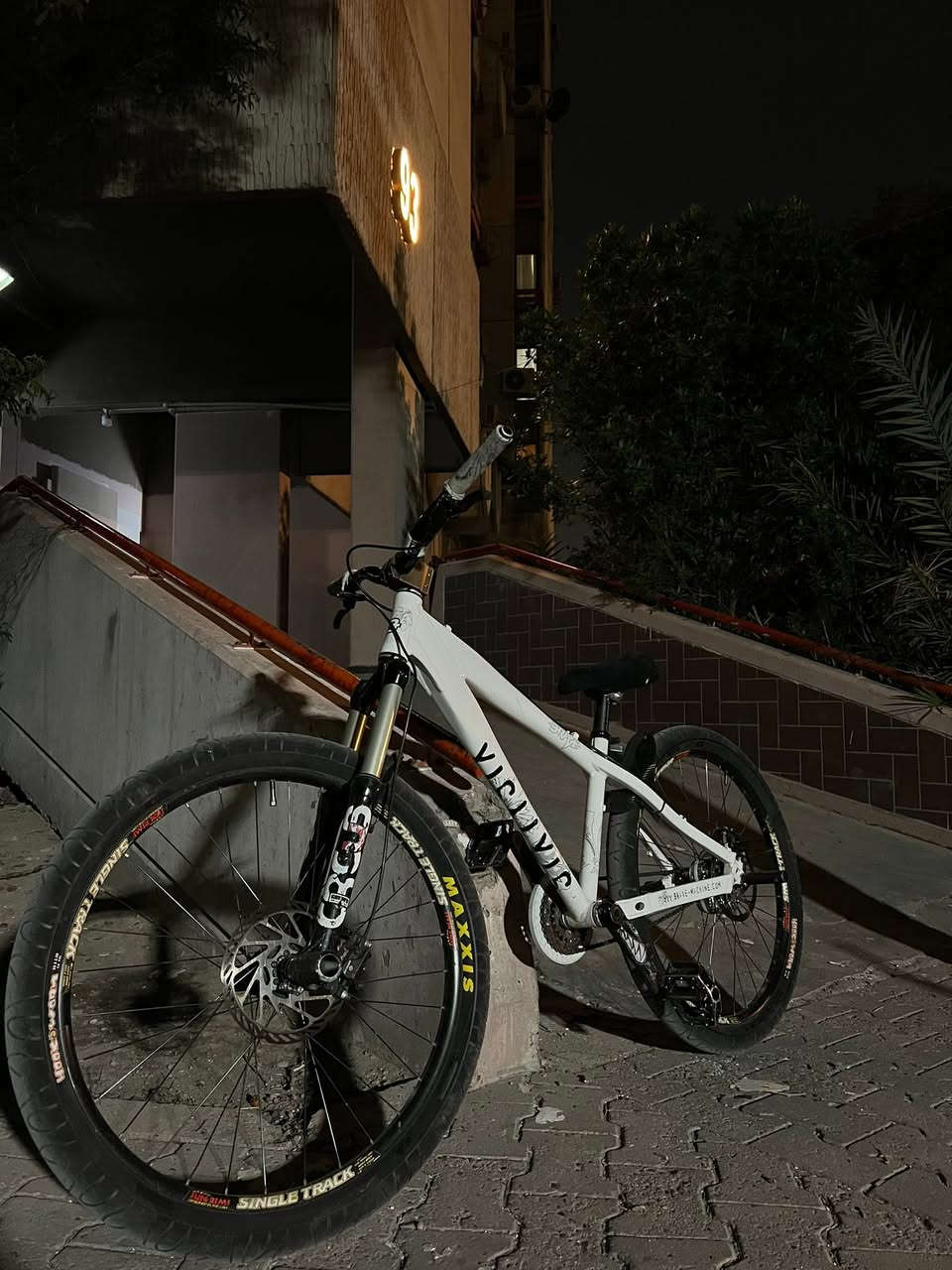 هذا البايك Dirt Jump Bike ✅ 
 الفريم Brave Machine (الموديل: 2010.Brave).
 الدبل (Fork) نضام التحكم هيدروليكيManitou Circus.
 نظام التوجيه (Headset): FSA.
 الكرنك (Crankset): Shimano FC-M532 (طول 170 ملم).
 نظام التروس (Chainring): e*thirteen.
 الدواسات (Pedals): Mongoose.
 العجلات (Rims): Sun Rims - Single Track (قياس 26 بوصة).
 الإطارات (Tires): Maxxis Hookworm (قياس 26x2.50).
 نظام الفرامل: الفرجار (Caliper) ماركة Semilog، ومقبض الفرامل من Shimano.
مكاين سنكل طرب 
علية حمالات المنيوم بس الاماميات كلش خيفات 
البايك ما بي شغلة وحدة تجارية كلة اصلي وماركات عالمية 
سعرالبايك ( 8 ورقات )✨✨


**إذا كنت صاحب هذا الإعلان وتريد حذفه لأي سبب، رجاءا أرسل رسالة إلى الدعم الفني**