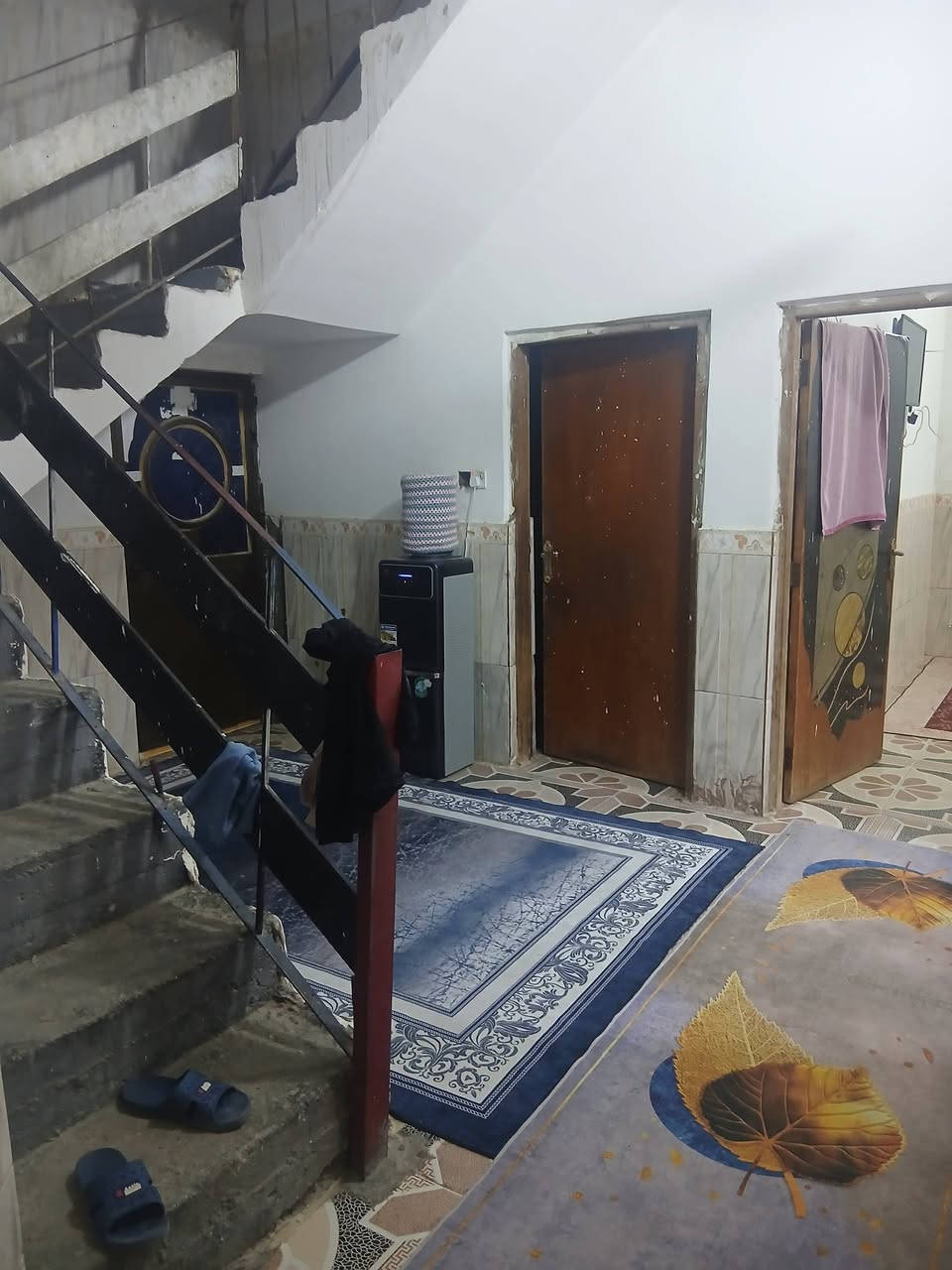 بيت للايجار
التنومه شارع الإطفاء  غريب فلكه ابو مهدي ثالث بيت عشارع 
وكلشي متوفر يمه 
ايجارة ٣٥٠ غفل بيت نضيف ومرتب 
***********
