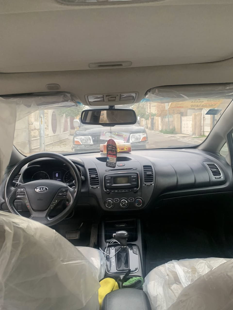 سلام عليكم سيراتو 2018 للبيع سيارة كفالة عامة من الصبغ بيها شكم قطعة بارد موضحة بل سونار رقم وهزة  وسنوية جديدة محرك سبورت 2000كير ومحرك كفالة السيارة سبيرها ما نازل
المواصفات 
فتحة سقف 
تحكمات ستيرن 
٣انضمة قيادة
مري شفط 
والباقي موصفات معروفة
السعر:138وبيها مجال
المكان الغزالية
الرقم ***********
