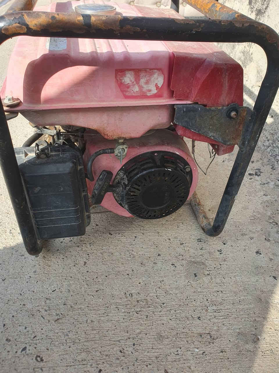 السلام عليكم متاح مولد للبيع شغال كامل  السعر 100 وبي مجال للإستفسار خاص او الاتصال على الرقم ***********
