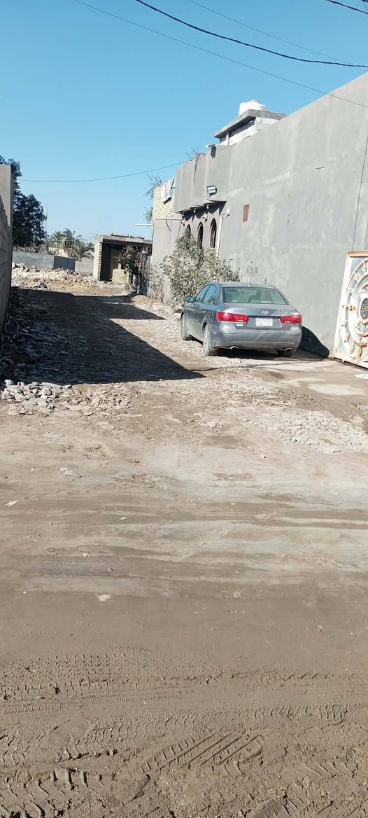 سلام عليكم بيت للبيع على طريق المطار ركن على شارعين عرض الشارع 10متر
يبعد عن المحلات التقاطع 50متر  البيت 150متر مساحته يحتوي على برج انترنيت يعني اشتراكك بلنت مده الحياه مجاني يحتوي بي غرفتين نوم وستقبال وصاله ومطبخ يعني البت كامل من كلشي  السعر والاستفسار واتساب ***********
