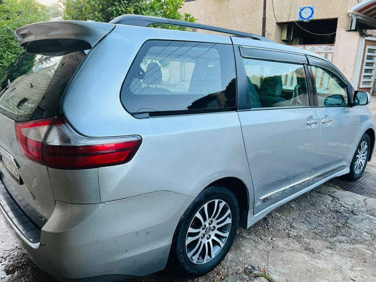 تويوتا سينا 2019 للبيع سياره باسمي 
رقم بغداد انكليزي 
ضررها جاملغ خلفي والجنطة بدون ايرباك 
سعر 195 وبيها مجال 
***********
