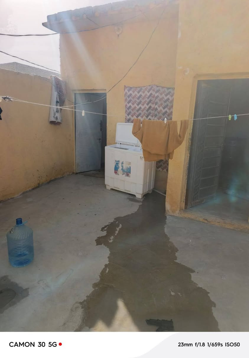 من رخصة صاحب الكروب بيت للبيع المساحه ١٠٠م بيه غرفه وصاله ومطبخ وستقبال وتخاريج العنوان البراكيه شارع معمل السمنت بشارع السبيس قرب جامع آل شبل [سند ٢٥] للتواصل رقم الهاتف ***********وبيه واتساب
