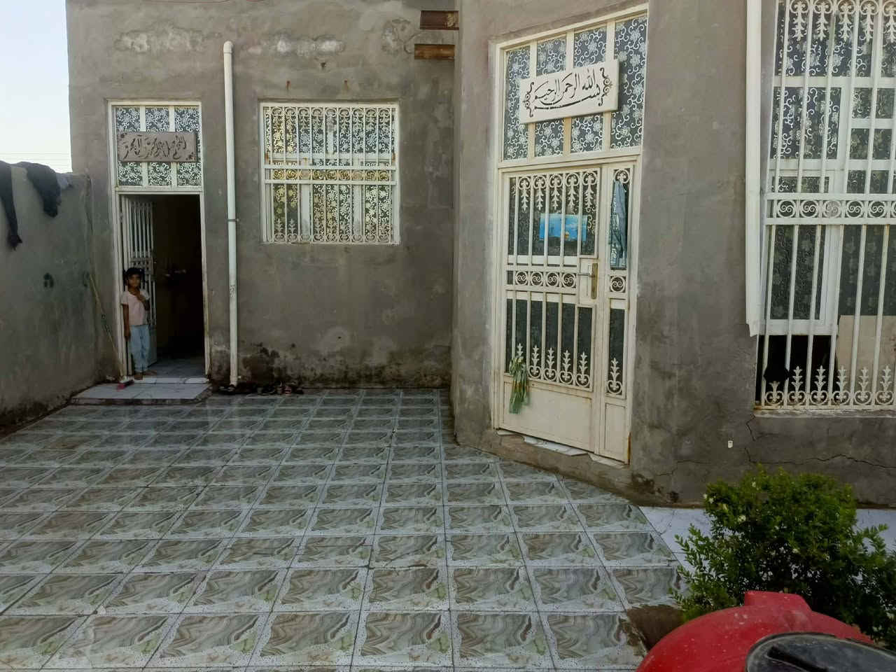 السلام عليكم بيت للبيع مساحته 250 العنوان. يم سيد جواد متكون غرفتين وحده فوك وحده جوه صحيات داخل وخارج  البيت كامل للاستفسار الاتصال على الرقم التالي ‏‪***********‬‏ خاص
