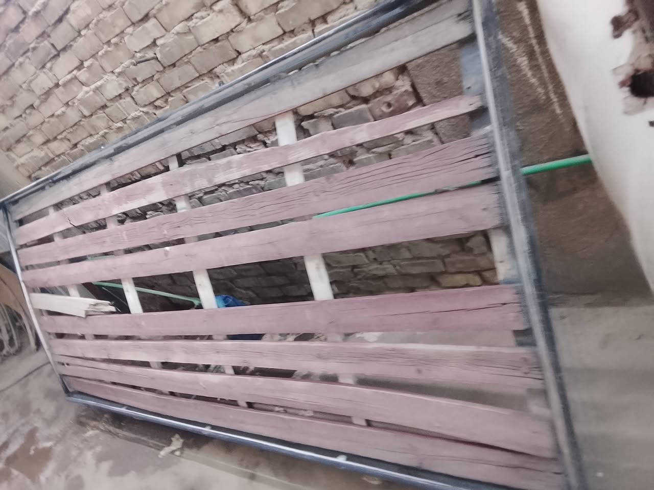 مال فاتون نضيفه بيه خشبه واحده طاكه السعر ٧٥ العنوان بغداد الدوره نهايت شارع 60 ***********
