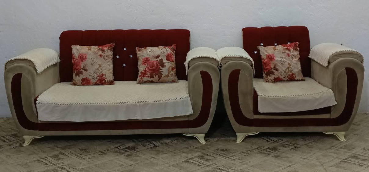 السلام عليكم
تخم كامل للبيع يتكون من 3 قنفات وكرسين 
ب 350 الف وبي مجال رقم الهاتف / ‏‪***********
