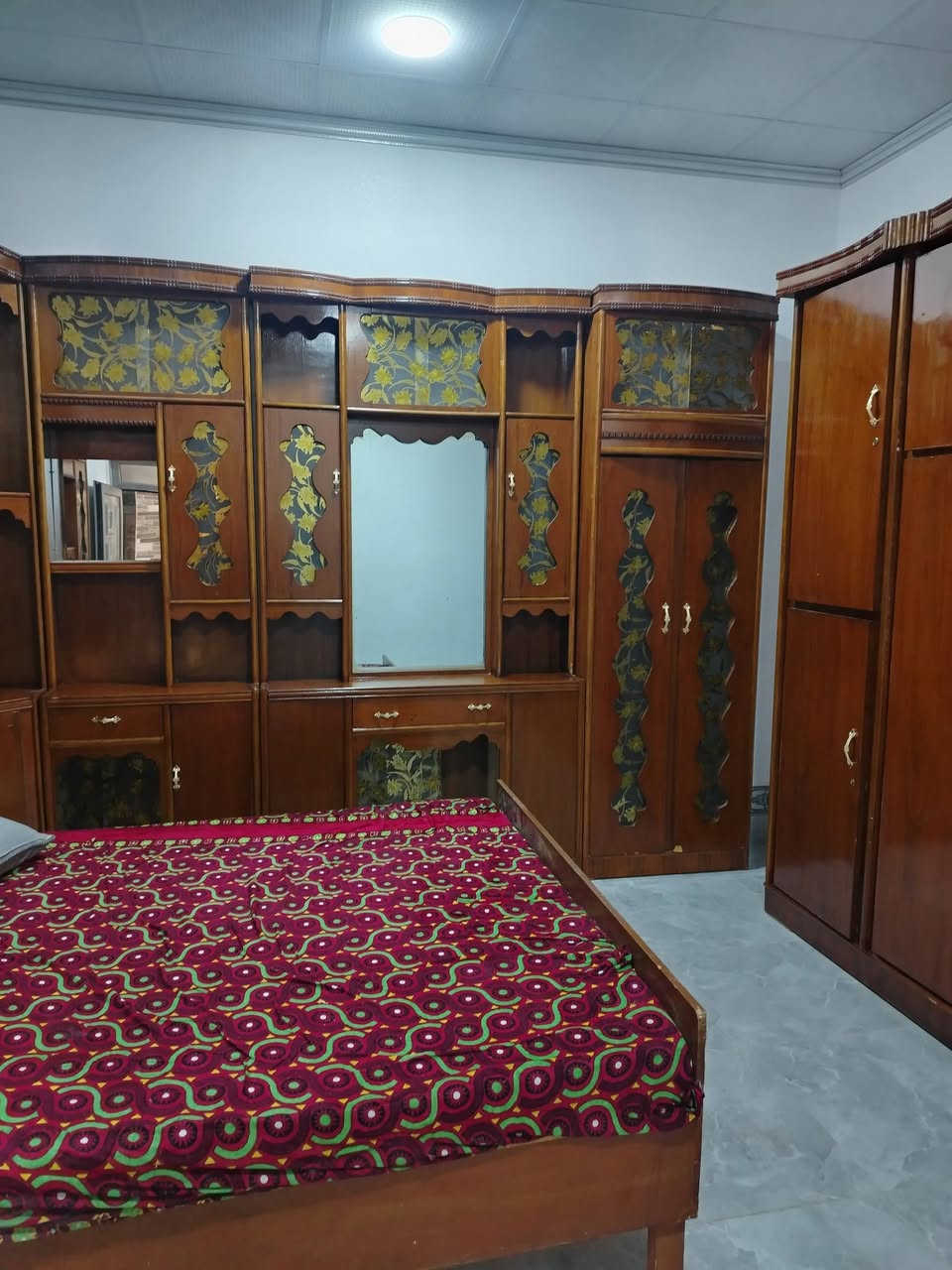 سلام عليكم يوجد غرفه خشاب عراقي مستعمل هودج ثلاثينيه الكنتور 6ابواب ملحق الاستفسار على هاذه الرقم *********** بي واتساب مفتوح يوجد توصيل كافت مناطق القائم وفتح وشد خليك مرتاح ويانه
