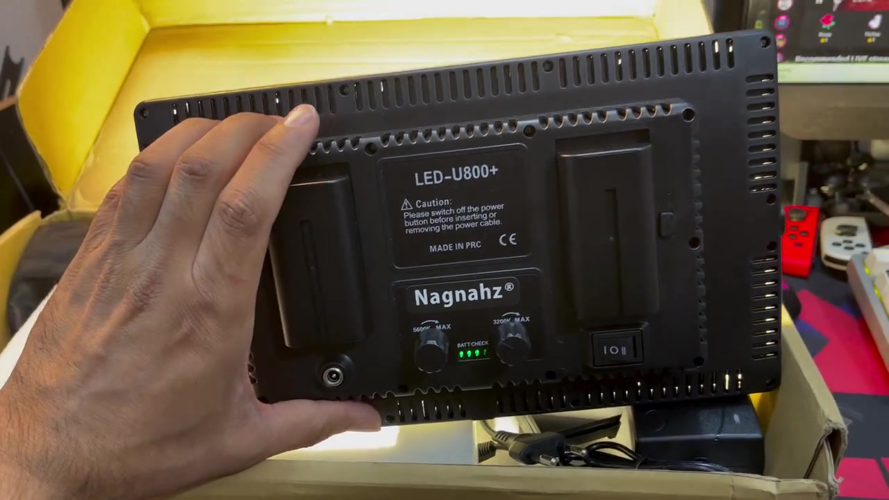 مجموعة إضاءة فيديو LED 
من ماركة Nagnahz، موديل U800+، 
المصممة للاستخدام في استوديوهات التصوير والبث المباشر.تتميز اللوحة بقدرة 50 واط وتحتوي على 800 وحدة إضاءة LED توفر سطوعًا قابلًا للتعديل ودرجات حرارة ألوان تتراوح عادة بين 3200K و 5600K.تتضمن الحزمة شاحنًا مزدوجًا وبطاريتين لتشغيل الضوء بشكل محمول دون الحاجة إلى توصيله بالكهرباء مباشرة


**إذا كنت صاحب هذا الإعلان وتريد حذفه لأي سبب، رجاءا أرسل رسالة إلى الدعم الفني**