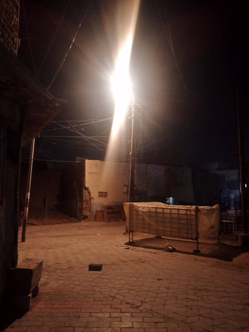 السلام عليكم بيت طابه صرف بيت جاهز بالولايه للبيع منطقه السيد حسين مدارس خدمات فول يم السوق منطقه راقيه سعر 50 قفل من الاخير بدون عمله اللي يريد يتصل على الرقم بواتساب  *********** ما ابيع بقل 50 قفل نقد
