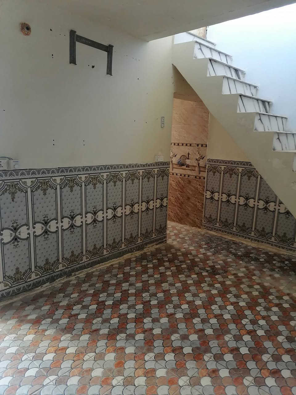 دار سكن طابو صرف
المساحة ١٠٣ متر مربع 
الواجه ٩ النزال ١١ متر
البناء طابوق عكادة
بناء نضيف
استقبال
صاله
غرفة نوم عدد ٢
مطبخ 
صحيات داخلية وخارجية
درج وبيتونه وومنور
فارغ البيت ونضيف وكامل
السعر ٥٠ مليون 
الموقع الديوانية حي العسكري الثالث خلف مدرسة فالح موات
للاستفسار أكثر مراجعة مكتب التوكل للعقار الكائن في حي العسكري شارع ٣٠ او الاتصال والمراسلة على الواتساب على الرقم ***********
@إشارة
