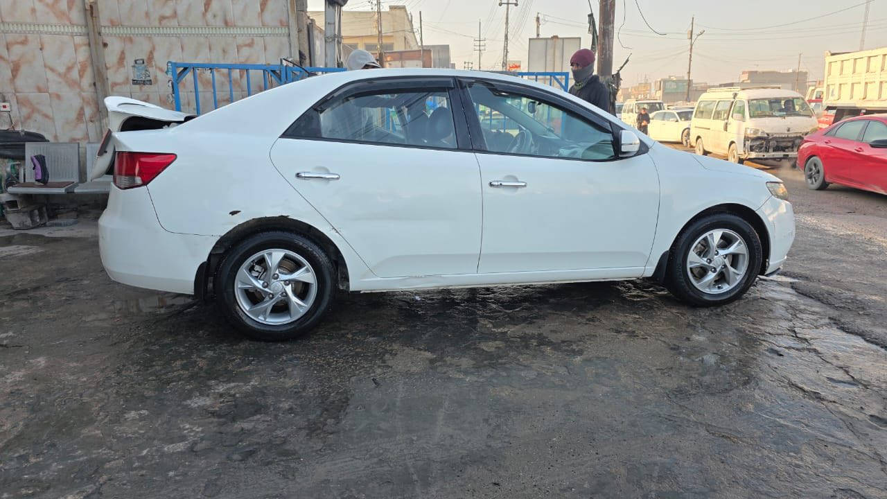 السلام عليكم من رخصة الادمنيه 
سياره سيراتو للبيع رقم اربيل الجديد بأسمي 
موديل 2013 فول خليجي سياره حلوه بيها طخه بسيطه بالباب الخلفي مع جاملغ خلفي جدآ بسيطه موضحه بالصور 
معروضه 120$ وبيها مجال 
الاتصال عالرقم *********** 
يوجد وتساب
