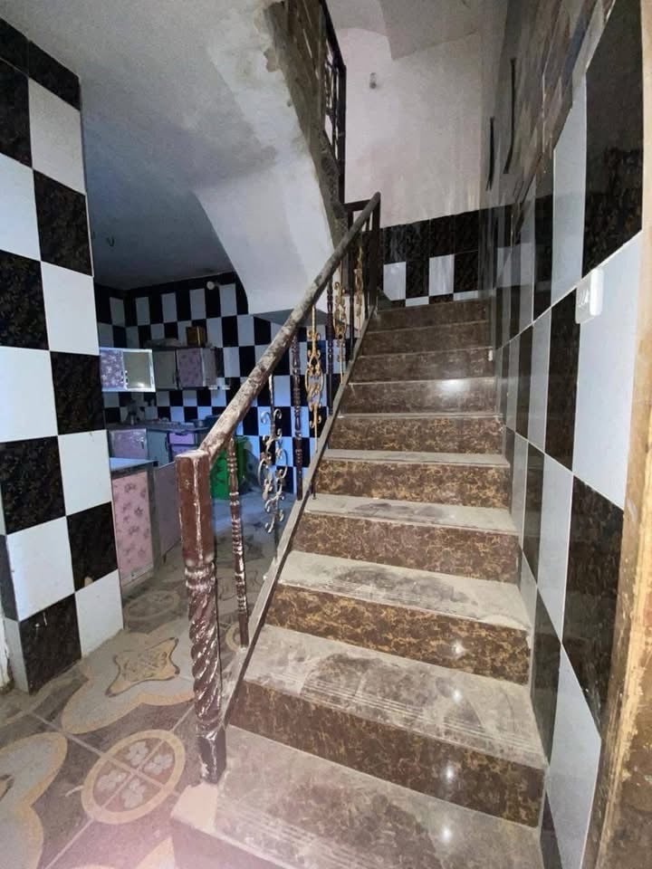 بيت مساحه ٥٠ نزال ١٠ ب٥ متر طابو ملك يتكون من استقبال ومطبخ ومنور وحمام وحمام خارجي وطابق ثاني غرفتين كامل مكمل مناقصه ايشي عنوانه حي الانتصار مقابيل مستشفى حمادشهاب 
