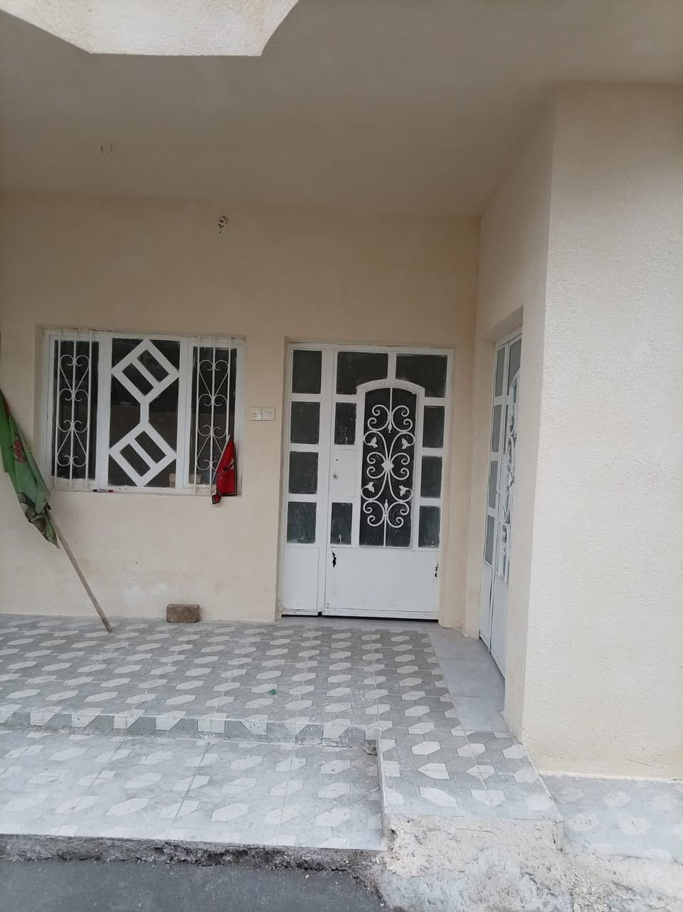 🏡 بيت للبيع – طابو زراعي (سند ٢٥)

📍 الموقع: شارع ميثم التمار – حي المصطفى
📌 يبعد حوالي ١٠٠ م عن شارع المسيب – السدّة

📐 المساحة:
• ١٤٢ م² حسب السند
• ٢٣٥ م² واقع حال

🧱 تفاصيل البناء:
• يتكون من طابقين

🔹 الطابق الأول:
• غرفة نوم 🛏️
• استقبال
• صالة
• مطبخ
• حمام منفصل
• مجمع صحيات داخلية وخارجية 🚿

🔹 الطابق الثاني:
• غرفة نوم
• ممر
• بيتونة

🌳 مميزات إضافية:
• كراج سيارة واسع 🚗
• حديقة أمامية وجانبية 🌿
• موقع قريب من الشارع الرئيسي

📞 للاستفسار: ***********
🏢 مكتب عقار أهالي المسيب
حي المعلمين الثالثة – قرب جامع محمد الجواد

💬 السعر: على الخاص
