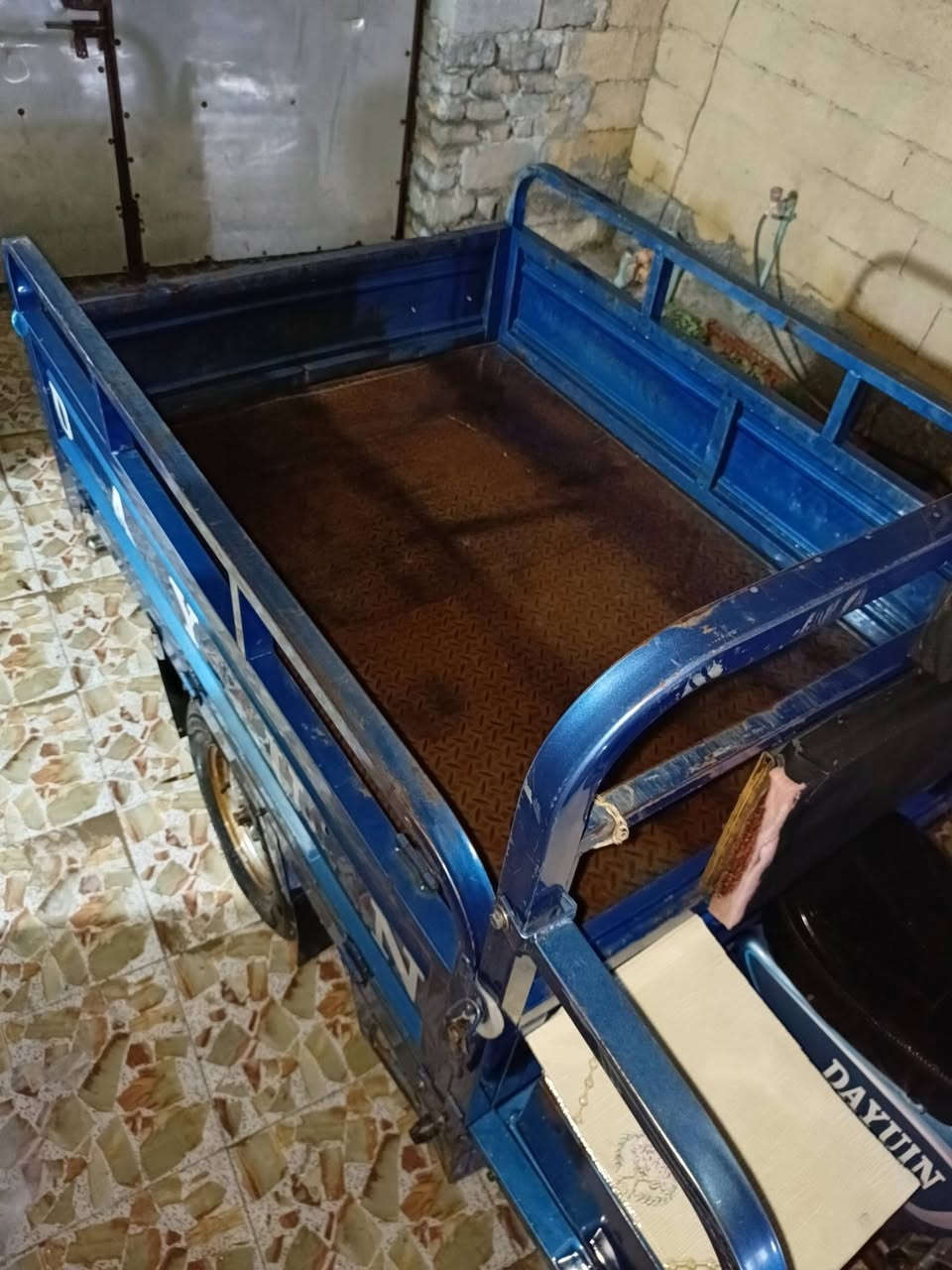 سلام عليكم للبيع ستوتة دايوان موديل 2021 رقم وسنوية بسمنه رقمه مميز محرك  شادله وكير بوكس بل 2025 شهر 8 ضفيرة وكهربائيات كله شغال  كامله دراجة مال بيت سعر 2900 وبيه مجال قليل للشراي عنوان كوت مركز المدينه رقم *********** /*********** خاص مغلق
