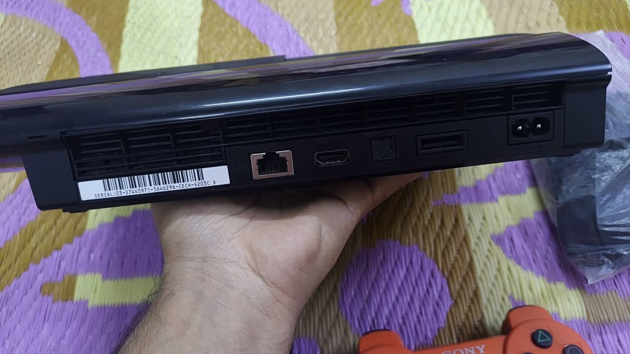 السلام عليكم للبيع بلاي ستيشن 3 سوبر سليم نظافه 100% جهاز غير مفتوح اون لاين للعلم قابل للتهكير مع 18 قرص شغالات المساحه 500 جيجا اثنين جوزتك واحده اصلي وواحده تجاري جهاز نظيف جدا سعر200 ألف بي مجال تجي تفحص عندنا براحتك العنوان بغداد مدينه الصدر قطاع صفر رقم الهاتف***********
