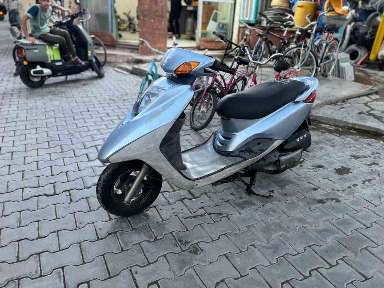 السلام عليكم بريز للبيع دراجه رمبه صارله ٢اسوع من منزله دراجه خير من الله نگره سلف +هندر مكينه خرسه جيب فيتر وفحص دراجه شلعه معدل فول مكاني الحريه سعر ٩٥٠ رقم ‏‪***********‬‏
