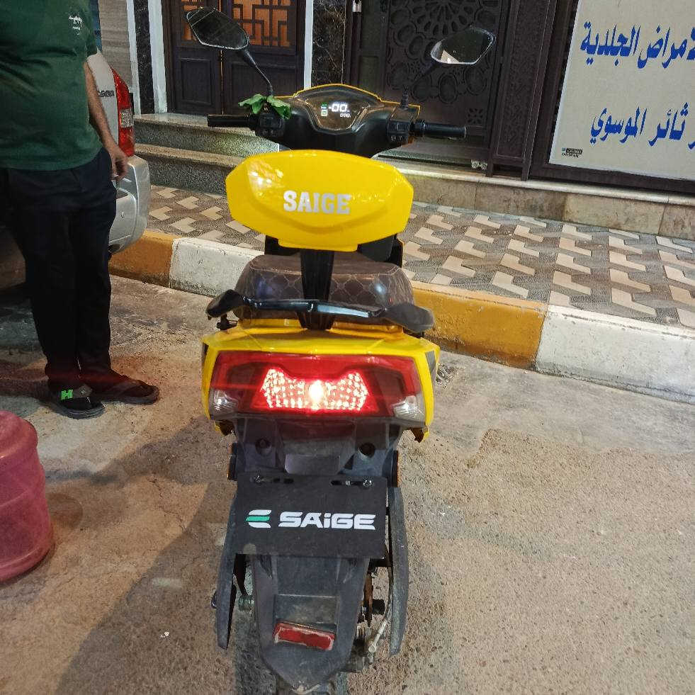 التواصل واتساب ***********

**دراجة كهربائية 
 * **الإضاءة:** منظومة إضاءة LED كاملة (Full LED) أمامية وخلفية بتصميم حاد وقوي يوفر رؤية ممتازة واستهلاكاً منخفضاً للطاقة.
 
 * **القوة المتوقعة:** تتراوح ن **1000 واط إلى 2000 واط**، وهو ما يمنحها عزماً ممتازاً للتحرك داخل المدينة والصعود البسيط.
 * **السرعة القصوى 70  كم/ساعة** (حسب وضعية القيادة والحمل).

 * **المسافة المقطوعة:** تقطع مسافة تقريبية تتراوح بين **50 إلى 70 كيلومتر** بالشحنة الواحدة (تعتمد على سرعة القيادة ووزن السائق).
### 4. الأمان والتحكم
 * **المكابح (البريكات):** مكابح ديسك (Disk Brake) أمامية لتوفير وقوف مفاجئ وآمن، ومكابح خلفية (إما ديسك أو درام عادي).
 * **المساعدات (الجامبينات):** مساعدات هيدروليكية أمامية وخلفية لامتصاص الصدمات والمطبات في الشوارع.
 * **الشاشة:** شاشة رقمية (Digital Dashboard) في المنتصف تعرض السرعة، مستوى شحن البطارية، والمسافة المقطوعة.
### 5. ميزات إضافية
 * **جهاز إنذار:** نظام حماية ضد السرقة مع ريموت كنترول للتشغيل عن بعد وقفل الدراجة.
 * **منفذ USB:** تحتوي على منفذ لشحن
