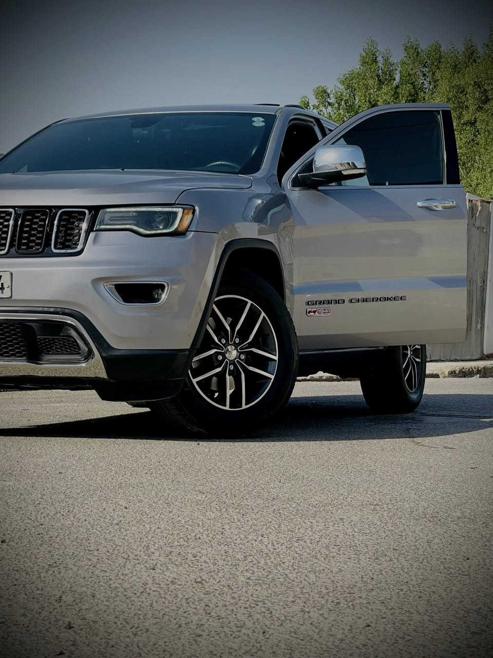 السلام عليكم
للبيع جيب لاريدو كراند شيروكي 2017 (تو ويل) وارد امريكي حادثها دعاميه خلفيه فقط صبغ وبيها بارد بل جاملغ الايسر فقط رقم اربيل هزه جديده صدر جديد مكينه وكير كفاله السونار مرفوق بالصور
السيارة باسمي تحويل ثاني يوم

مواصفات السيارة 
نسخه 1941 
بانوراما ع طول سياره
شاشه جبيره
بصمه ابواب وتشغيل
(((تو ويل )))مو (((فور ويل)))
تشغيل عن بعد
توقف تلقائي
حساسات 
كامرا خلفيه
تدفئه تبريد بلكشنات والستيرن
تبريد قطعتين
وبعد بيها مواصفات

السعر 237$ يعني دفترين و37 ورقه وبيها مجال
مكاني الشعب شارع الاسواق المركزيه 
للاستفسار اكثر *********** اتصال
                      *********** وتساب
