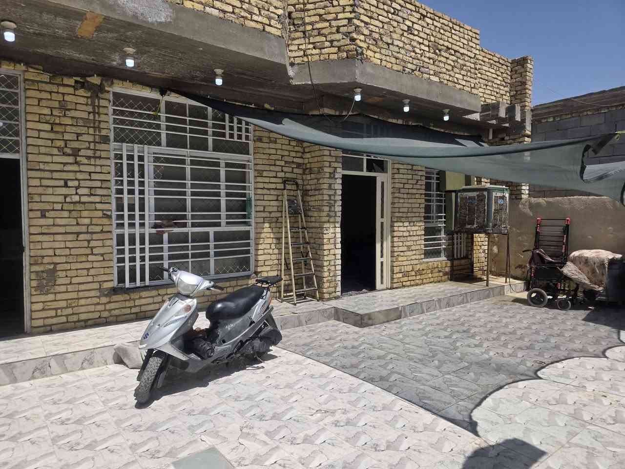 بيت للبيع مساحه ٢٠٠ طابو زراعي سند ٢٥ مرقم من قبل البلديه  كوت حي الحكيم خلف محطة الواسطي  قريب الكورنيش  خامس بيت من الكورنيش تفاصيل البيت البناء طابوك يحتوي على غرفتين نوم وصاله ومطبخ واستقبال وصحيات داخليه وخارجيه وكراج للاستفسار مراجعه مكتب دلاليه احمد السعيدي قرب حسينيه بيت خليفه الاتصال *********** ***********
