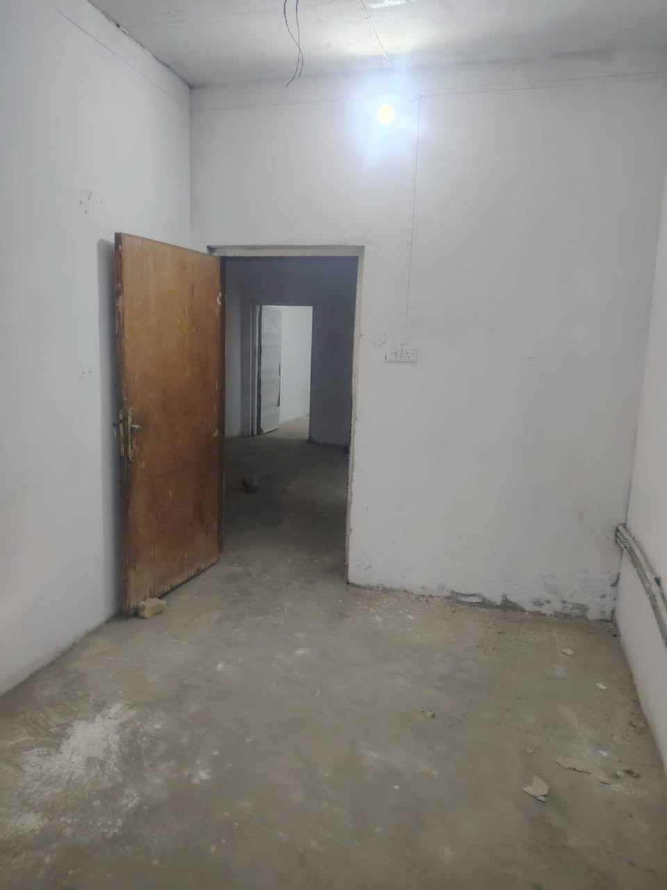 بيت 70م للايجار حي الوفاء قرب محطّة الوقود طابق واحد
 يتكون من غرفه وصاله ومطبخ وصحيات ايجاره 200قفل 
للاستفسار اكثر واتساب ***********
