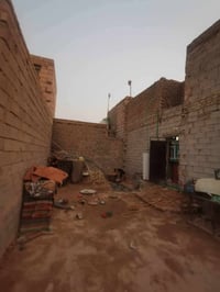 خمسينات اثنين 50مبني بها صاله وغرفه كبيره ومطبخ ومكشوفه وتشاريف وحمام ...