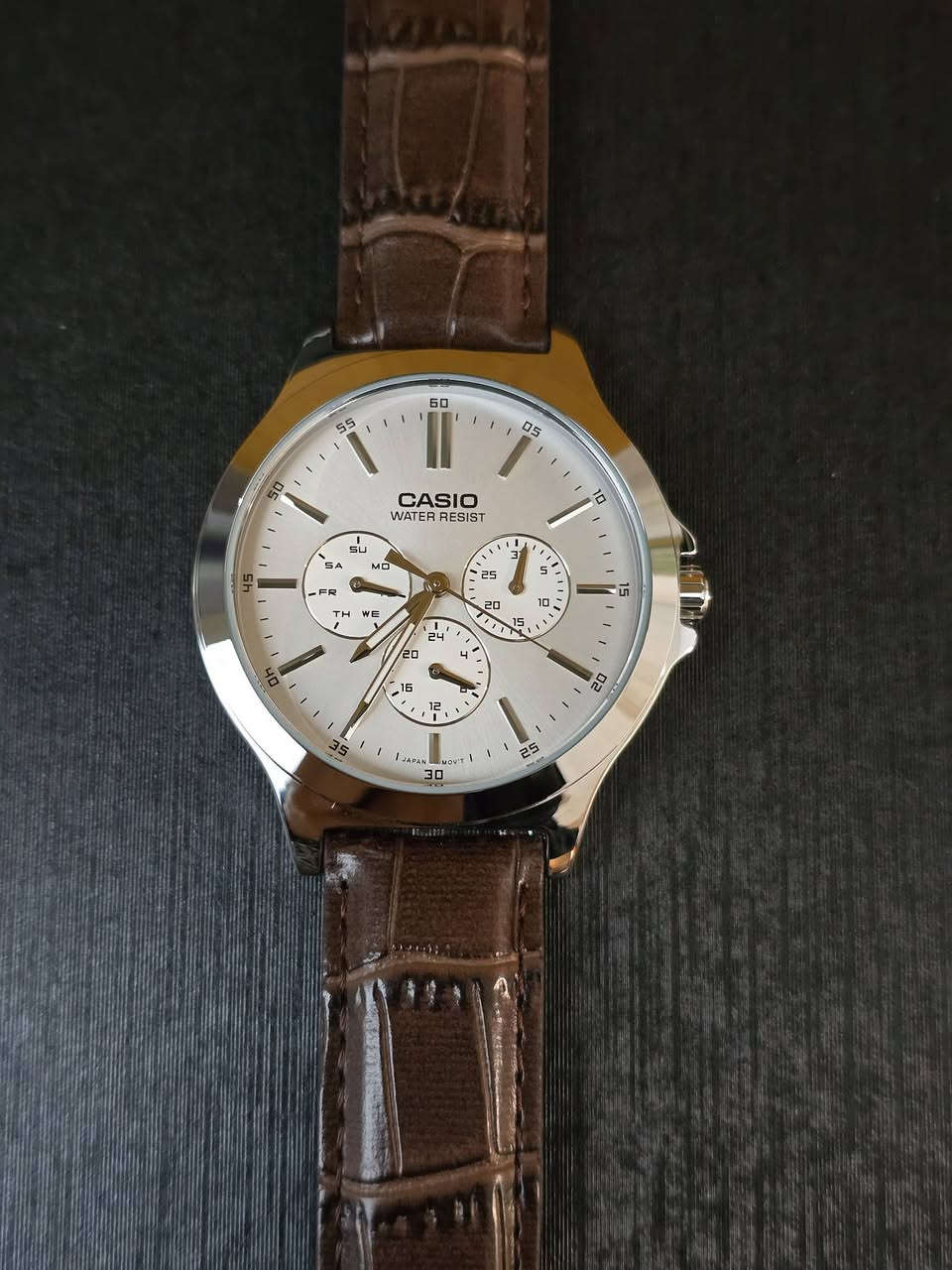 كاسيو 
⬛ موديل MTP-V300L-7A صنع في اليابان .. كاملة المرفقاة تجيك بالعلبة الاصلية وكيس الاصلي من شركة كاسيو اليابانية
السعر 80 الف ✅️
❗️أصلي ضمان دولي لمدة عامين من تاربخ الشراء 
✉️ شحن داخل العراق  
تواصل واتساب ***********☎️
⠀.........................................

⬛️ الحركة: بطارية على SR920SW عمر البطارية التقريبي 3 سنوات 
⬛️ سلسلة:MTP-V300L-7A
⬛️ سنتر ساعة نظام ٢٤ 
⬛️سنتر تاريخ شهري
⬛️سنتر تاريخ يومي
⬛️ سهولة الرؤية في الظلام عقارب لامينوس ليلا
⬛️ تصميم كلاسك متوافق مع جميع الضروف 
⬛️ السير: جلد طبيعي قهوائي من شركة كاسيو اليابانية 
⬛️ الزجاج: زجاج معدني مقاوم للخدوش 
⬛️ مقاومة الماء ولرذاذ الماء 
⬛️ القطر: 41.5 ملم
⬛️ الوزن: 49 g
⬛️ الجنس: ذكر
⭐️ الأكثر مبيعاً..... لا تشيل هم للسعر
