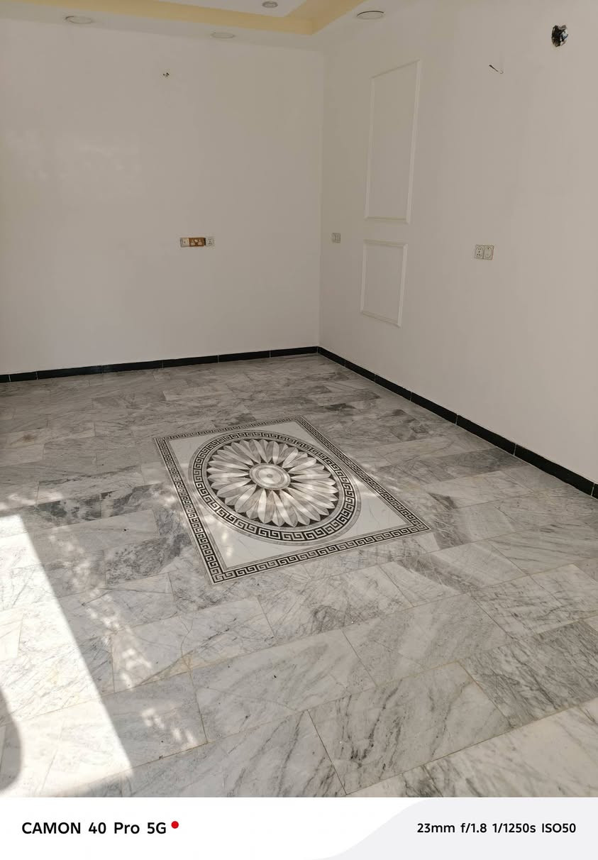 السلام عليكم دار للبيع المساحة 100متر طابق ونص الرئاسة الزراعي مقابل كاع ابو علي الدراجي رقمي, ***********
