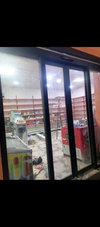 "رفوف للبيع حديدية وزجاجية، بالإضافة إلى جامخانة باب كهربائي. للمهتمين...