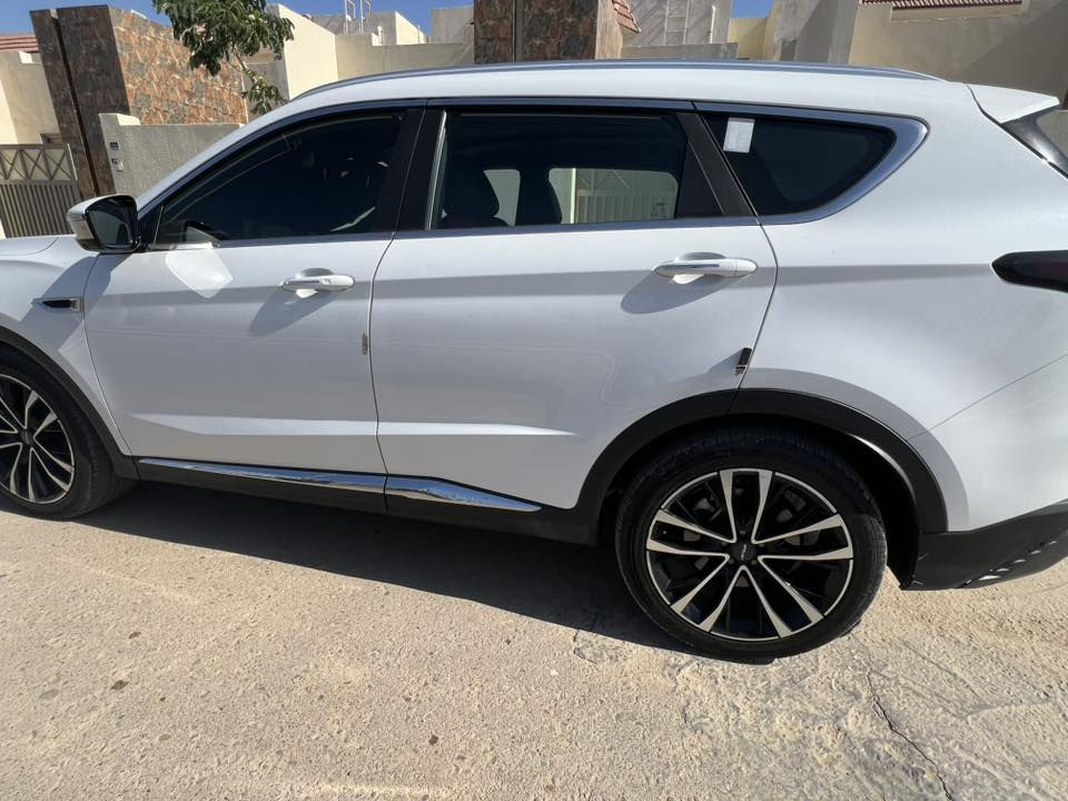 🛑 للبيع: جيتور X70 بلس (Jetour X70 Plus) - فئة Luxury موديل
2024
السيارة بحالة جيدة ، كاملة المواصفات، ومكفولة من (الصبغ والفتح والبارد والحار ) فقط شخوط ورصعات بسيطه اثر طريق والسونار مرفق مع المنشور .

✅ نوع المحرك: 1.6 Turbo
✅ عدد البصمات ( 2 )
🛞تخم تايرات جديده
🛠️ ادامه كامله للسياره 
 الممشى الحالي : 51 ألف كم فقط.

 الرقم: بغداد (بإسمي والتحويل مباشر).
 📍موقع السياره : بغداد - زيونة.

💎 أبرز المواصفات والأنظمة:
• السعة: 7 راكب (عائلية بامتياز).
• التبريد: شاشه لمس ( قطعتين تبريد بـ 8 فتحات توزيع ) 
• ثلاجة .

 الشاشات والكاميرات: 
• شاشتين ديجيتال متصلة 
• منظومة كاميرات 360° مع رؤية فوقية (3D) 
• حساسات خلفية وأمامية.

الراحة والرفاهية: 
• بانوراما قمارة كاملة
• كشن سائق كهرباء
• صندوق خلفي ذكي (فتح وغلق كهربائي)
• 4 جامات أوتو 
• نظام انعكاس الهاتف (أندرويد + آيفون) بالشاشه 
• منافذ USB عدد 4 
• شحن لاسلكي للهاتف .

 الأنظمة الذكية: 
• بصمة 
• ابواب ترحيب عند الاقتراب
• ⁠ فتح وغلق السياره تلقائي 
• مرايا جانبية كهربائية (طي أوتوماتيكي مع إشارات بالمري)  .

🛡️ أنظمة الأمان ومساعدة السائق:
• رادار تحديد مسار 
• تنبيه الخروج من المسار.
• نظام النقطة العمياء (Blind Spot).
• مثبت سرعة (Cruise Control).
• هاند بريك دكمة (كهربائي)
• نظام أوتو هولد (Auto Hold).
• نظام مانع الانزلاق 
• وضعيات قيادة متعددة 
• وضعيات تحكم مختلفة بالستيرن.

✔️السياره نظيفة جدا ( استخدام شخصي )
✔️وباقي المواصفات معروفه 

💰 السعر : 26 مليون ( وبيها مجال حك الجيه )
للاستفسار اكثر يرجى الاتصال بالرقم التالي : 📞 ***********
