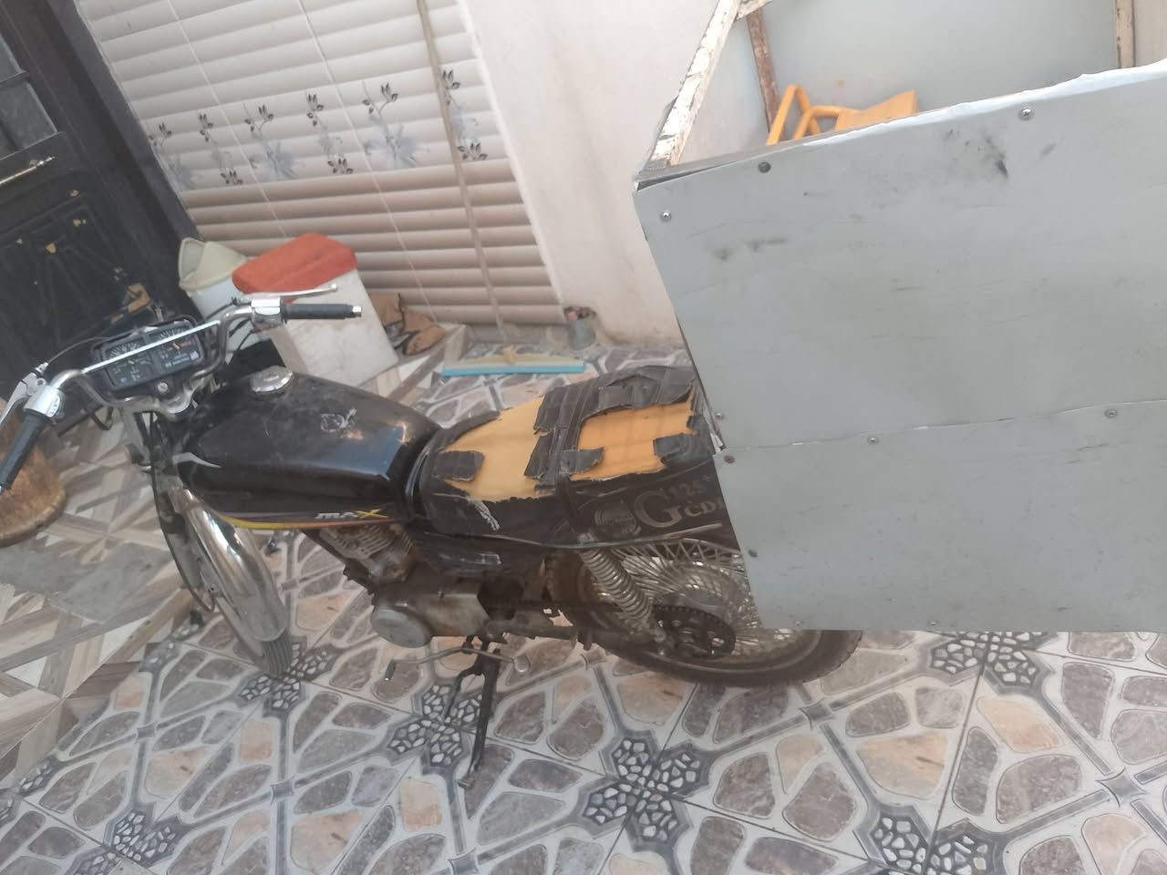 سلام عليكم ماطور نامي 4 كير للبيع مال شغل محرك بي صوت كام شفت
سعر 190 وبي مجال ***********
