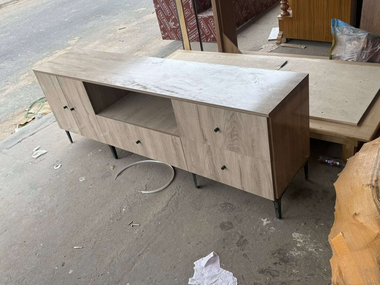 نجاره ابو الحسن
لعمل كافه اعمال النجاره والديكورات التركي والعراقي 
العنوان بصره صناعيه حمدان 
***********
