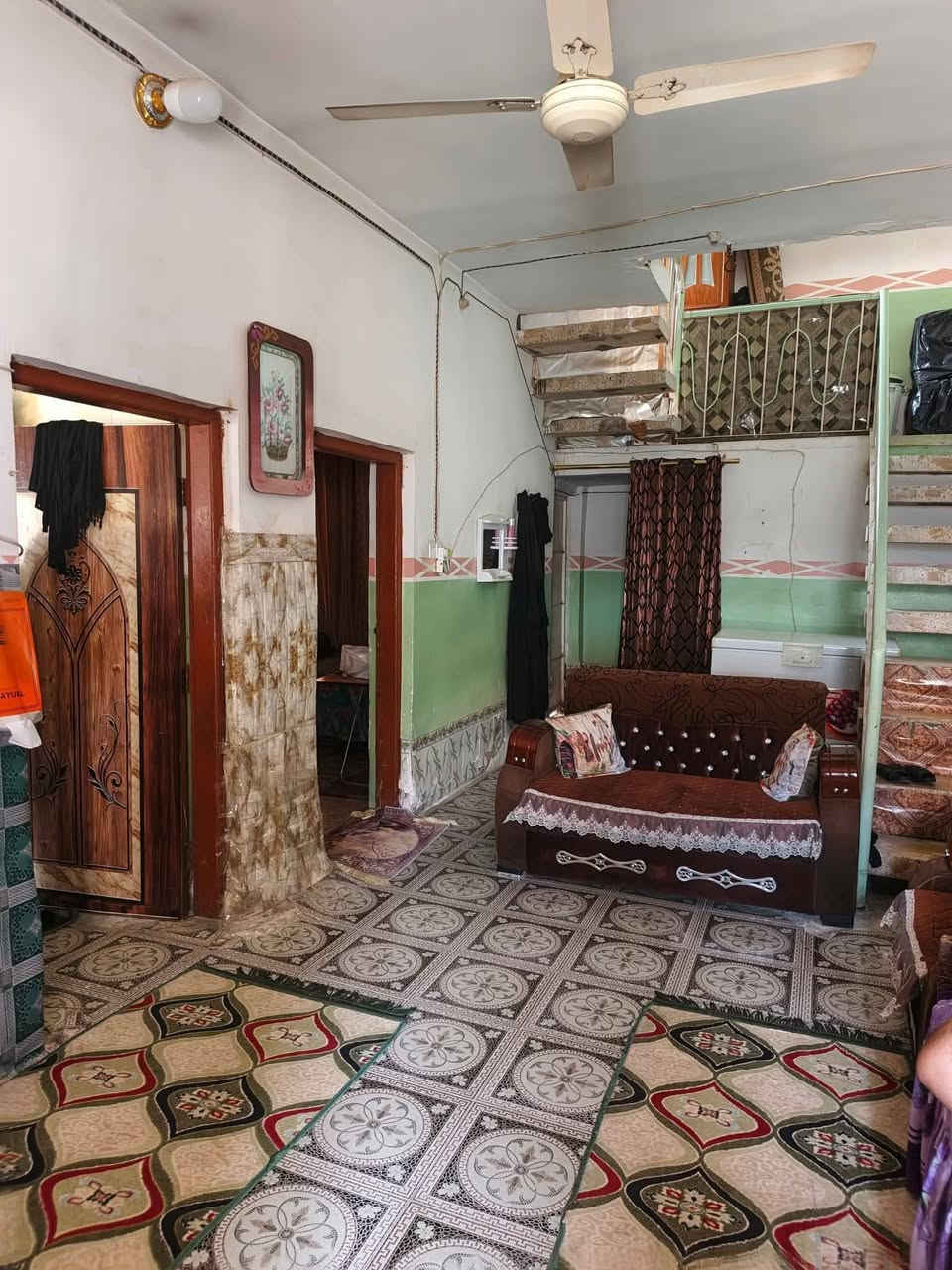 السلام عليكم 
دار للبيع 
طابو زراعي سند ٢٥
العنوان // بابل المدحتيه حي علي قماره وشارع الحوراء الطابو الصرف
المساحة //٢٥٠متر
الواجه //١٥متر
نوع البناء //طابوق السقف عكاده
بناء قديم
تحويل البيت 
 ثاني يوم بعد الشراء
صاحب البيت اسمه في السند 
تفاصيل البيت يتكون من
عدد الغرف ٢
استقبال 
صاله 
مطبخ 
ممر جانبي ٢متر
طارمه ٥٠متر
ممر جانبي 
صحيات داخليه و خارجيه
خدمات كامله من ماء وكهرباء ومجاري خارجيه نافذه
السعر //٧٠وبي مجال
علمن أن البيت باسم مالكه  شخصين 
سند وتحويل مباشر باسم المشتري
للاستفسار
مراجعة مكتب دلالية وائل الهندي 
شارع ٦٠ قرب سلوان أبو الكاشي مقابيل فرع علي قماره 
*********** وائل الهندي
***********ابو علي
