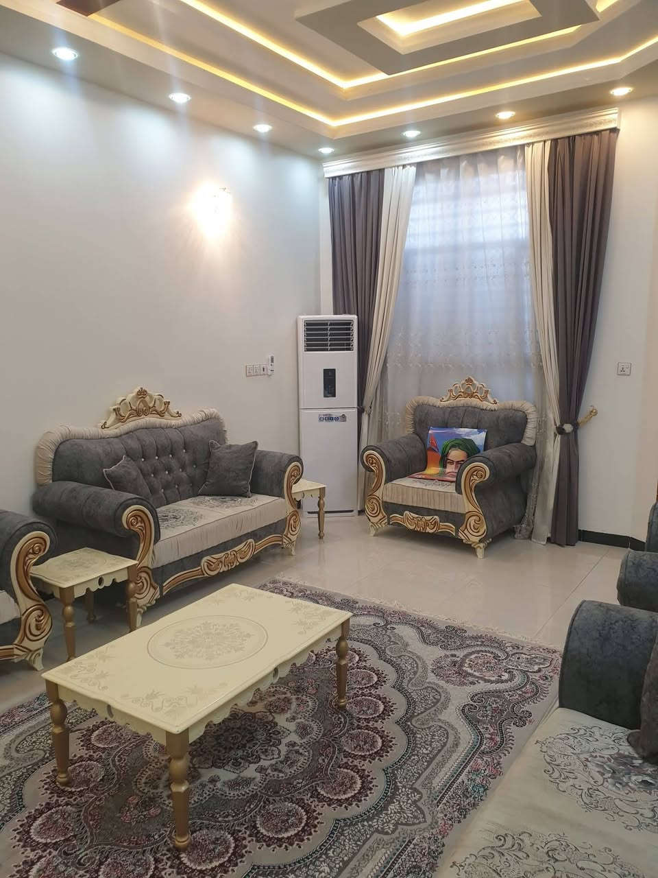 سلام عليكم بيت 200 متر طابو صرف كونكريت مسلح باسمي حر مامطلوب يباع مع الاثاث بالكامل ثاني يوم ابصملك( قضاء عفك )حي الشرطه قريب على المدارس الصينيه مقابيلة منتزة يم حسينية الرحمن للاستفسار خاص او واتساب على الرقم ***********
