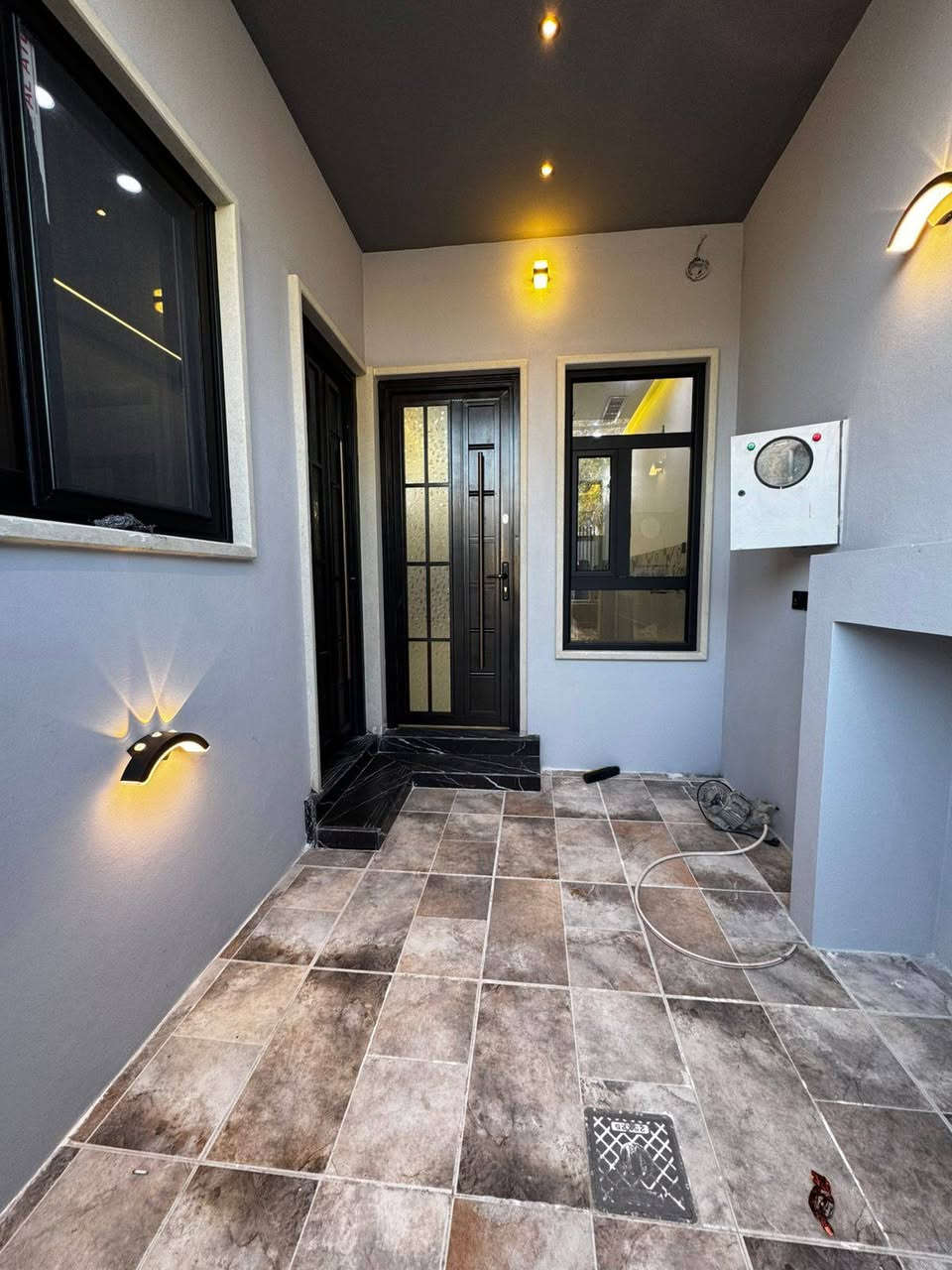 #عروض مكتب قصر الفخامة حصرآ
دار  للبيع للبيع 
الموقع / حي النور شارع الحدائق 
مساحة / 100م واجهة 5م 
الاتجاه / شروق تام 
شارع عرض 12متر 
طابقين بناء حديث زيرو تسليم فوري 
ط١  غرفة نوم وهول واستقبال ومطبخ وصحيات وكراج 
ط٢ غرفتين نوم وصحيات 
للاستفسار عن السعر الاتصال او مراجعة المكتب 
***********
***********
مكتب قصر الفخامة للعقارات والمقاولات 
عنوان المكتب حي النور سايدين دانية ماركت بعد ملعب كلاسيكو
