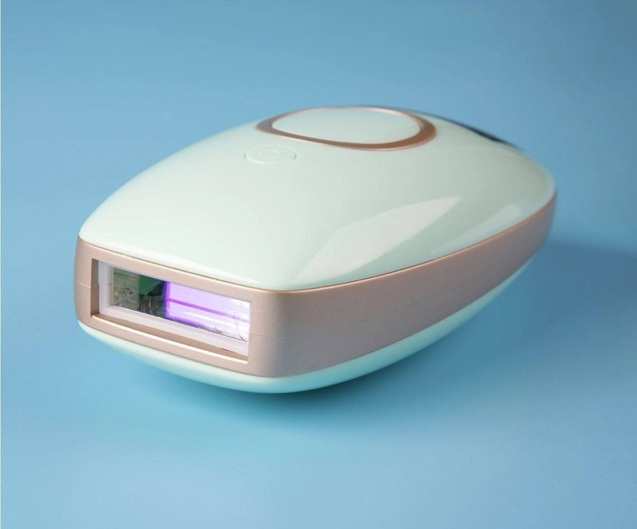 وداعاً لمراكز الليزر المكلفة.. عيادتكِ المتكاملة في منزلك! ✨
هل سئمتِ من حجز المواعيد والانتظار الطويل؟ هل تبحث عن حل نهائي وفعال للتخلص من الشعر الزائد بخصوصية تامة؟
نقدم لكم أحدث إصدار من جهاز IPL Hair Removal – التقنية الأسرع والأكثر أماناً لإزالة الشعر من الجذور وبدون ألم.
لماذا هذا الجهاز هو الخيار الأفضل لكِ؟
تقنية الـ IPL المتطورة: يعمل بنبضات الضوء المكثف التي تستهدف بصيلة الشعر مباشرة لمنع نموها مجدداً.
999,999 ومضة: (مليون ومضة تقريباً) تعني أن الجهاز سيبقى معكِ لسنوات طويلة جداً، ويمكن استخدامه لأكثر من شخص.
5 مستويات للطاقة: تحكم كامل يتناسب مع حساسية بشرتكِ ومختلف مناطق الجسم.
وضعين للوميض: (يدوي للمناطق الدقيقة، وتلقائي للمناطق الواسعة مثل الساقين والذراعين) لسرعة إنجاز الجلسة.
تصميم عصري ومريح: خفيف الوزن، سهل الاستخدام، ومتوفر بألوان أنيقة (الأبيض الملكي، الأخضر الداكن، والباستيل).
ماذا ستجدين داخل العبوة؟ 📦
جهاز الليزر المنزلي.
نظارة واقية لحماية العين أثناء الجلسة.
شفرة حلاقة طبية لتحضير البشرة.
محول الطاقة الأصلي.
دليل المستخدم التفصيلي.

الاستمرارية هي سر النجاح! مع استخدام الجهاز بانتظام، ستلاحظين اختفاء الشعر بنسبة تصل إلى 90% خلال الأسابيع الأولى.

السعر 55 والتوصيل مجاني لكل محافظات العراق 
للتواصل واتساب 
‏‪***********‬‏
