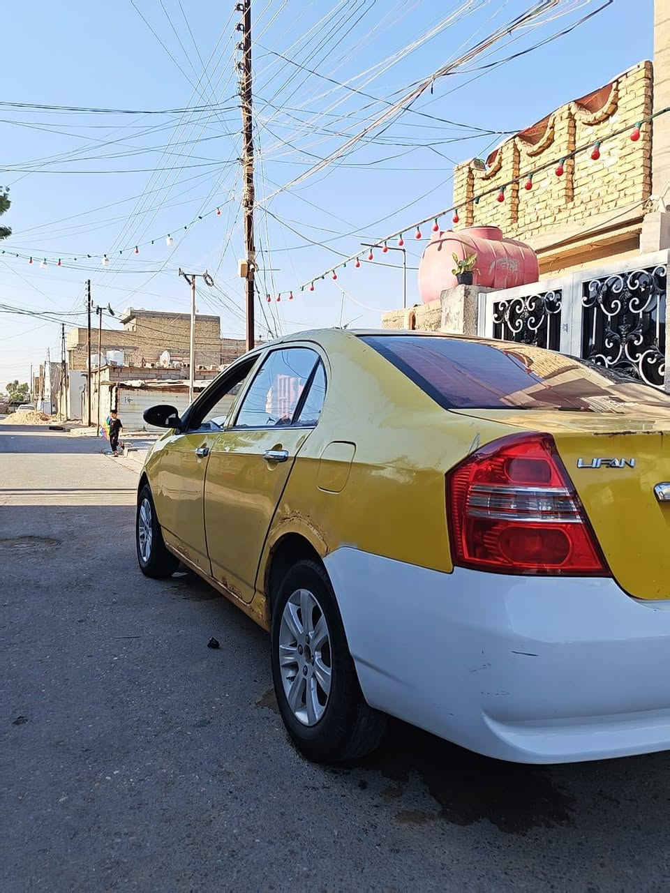 سلام عليكم 
سياره ليفان 620 موديل 10
كير عادي مكفول 
محرك مكفول صارلي شهرين من شاده
جامه الاماميه جديده 
باتر جديد
تايرات تخم جديد
سياره عوزه تعمير اطيني 500 الف اسمكره وصبغه ارجعه الك لوك
بيه نواقص سياره
سعره 25 وبيه مجال 
مكان بغداد الحسينيه الراشديه 
***********
