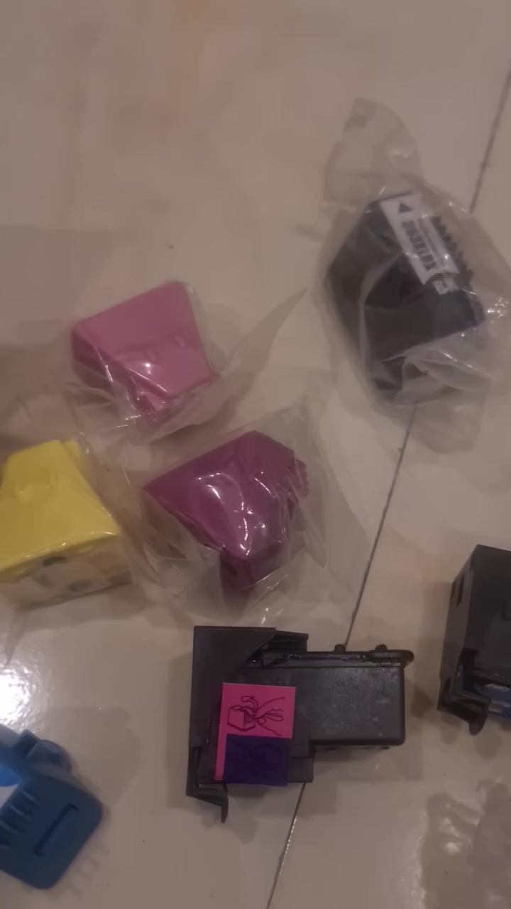 غراض شلع كفر حماية هايباد ولزكه. وبردة مكتبية... مداليات 3قطع هية درنفيس عدل ومربع... وغراض حاسبة. وكلوب صغير كلهن 20  الف مع التوصيل كما موضح في الصور والفديو . خاص او على الرقم ***********
